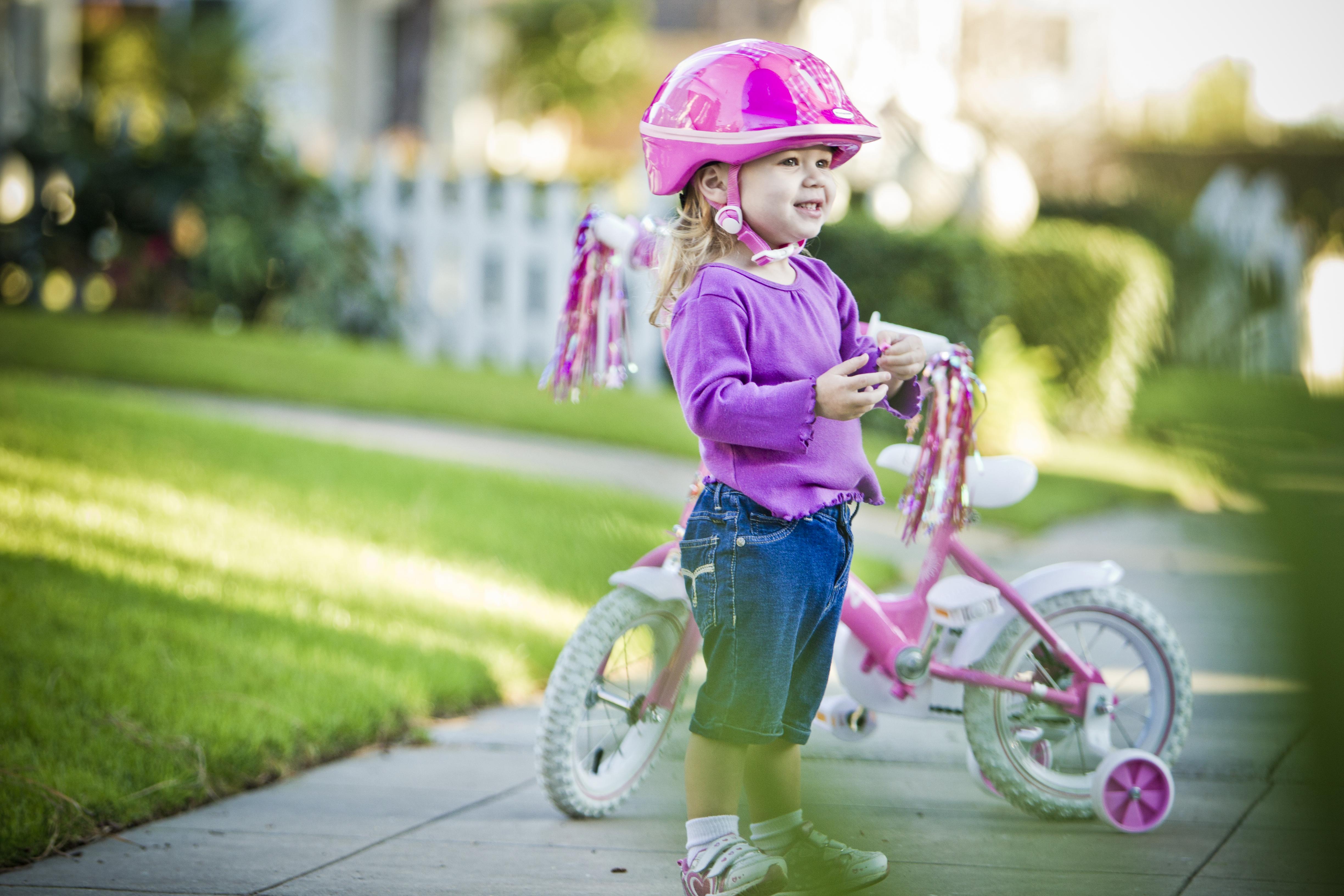 Велосипед ребенку 2 года какой. Велосипеды детские. Дети катаются на велосипеде. Велик для детей. Велосипед для девочки.